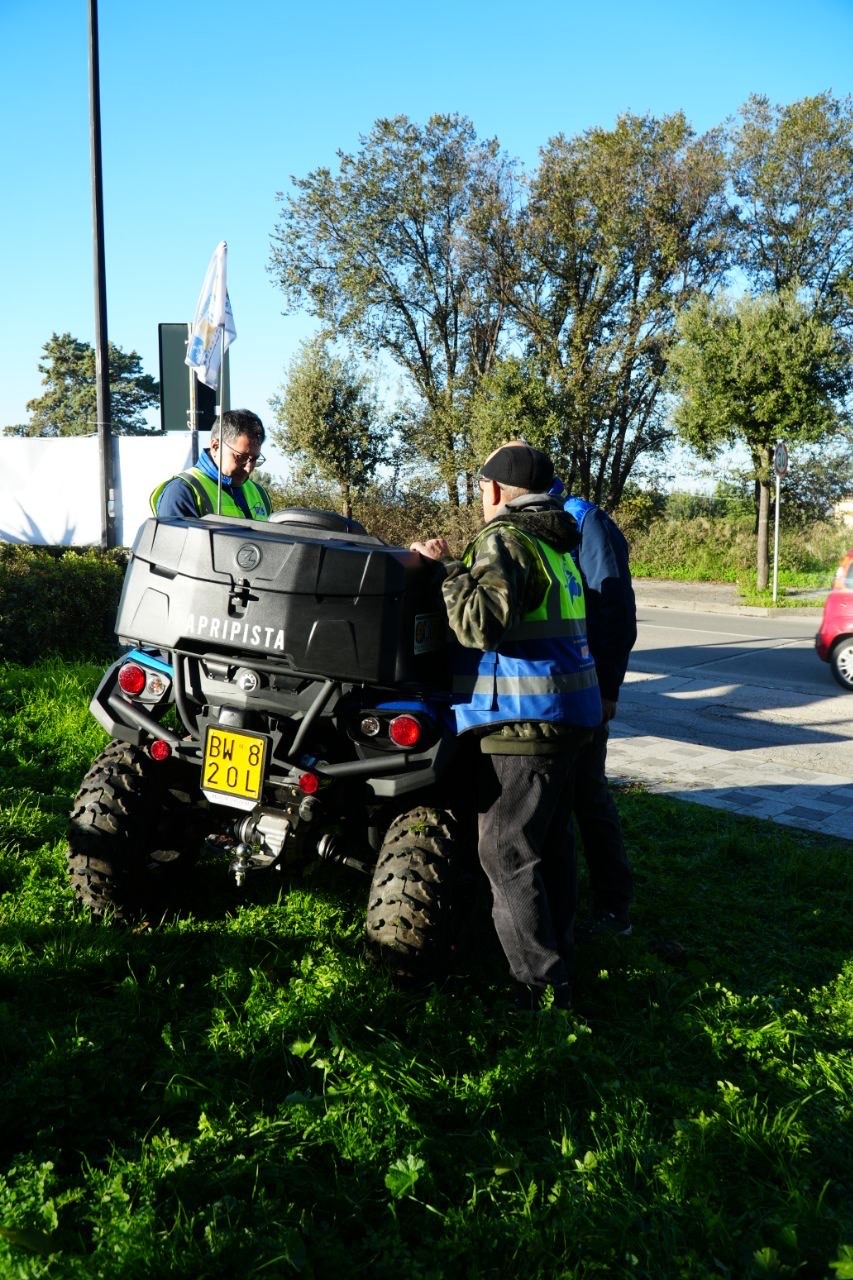 Quad apripista con la bandiera dell'organizzazione